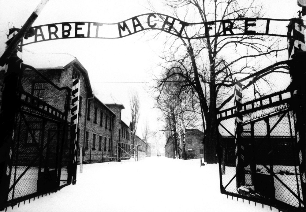 Poland. Main entrance to the Auschwitz concentration camp. (Photo ITAR-TASS)

27 января 1945 года воины Красной Армии освободили оставшихся в живых узников фашистского концлагеря Освенцим. 4 миллиона человек разных национальностей были замучены в лагере массового уничтожения Освенцим-Бжезинка. На снимке: вход на территорию концлагеря Освенцим /Фотохроника ТАСС